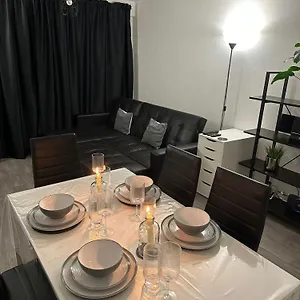 Apartment ˈpesfəl, London