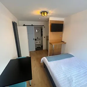 Apartment Teddington Little Gem, London